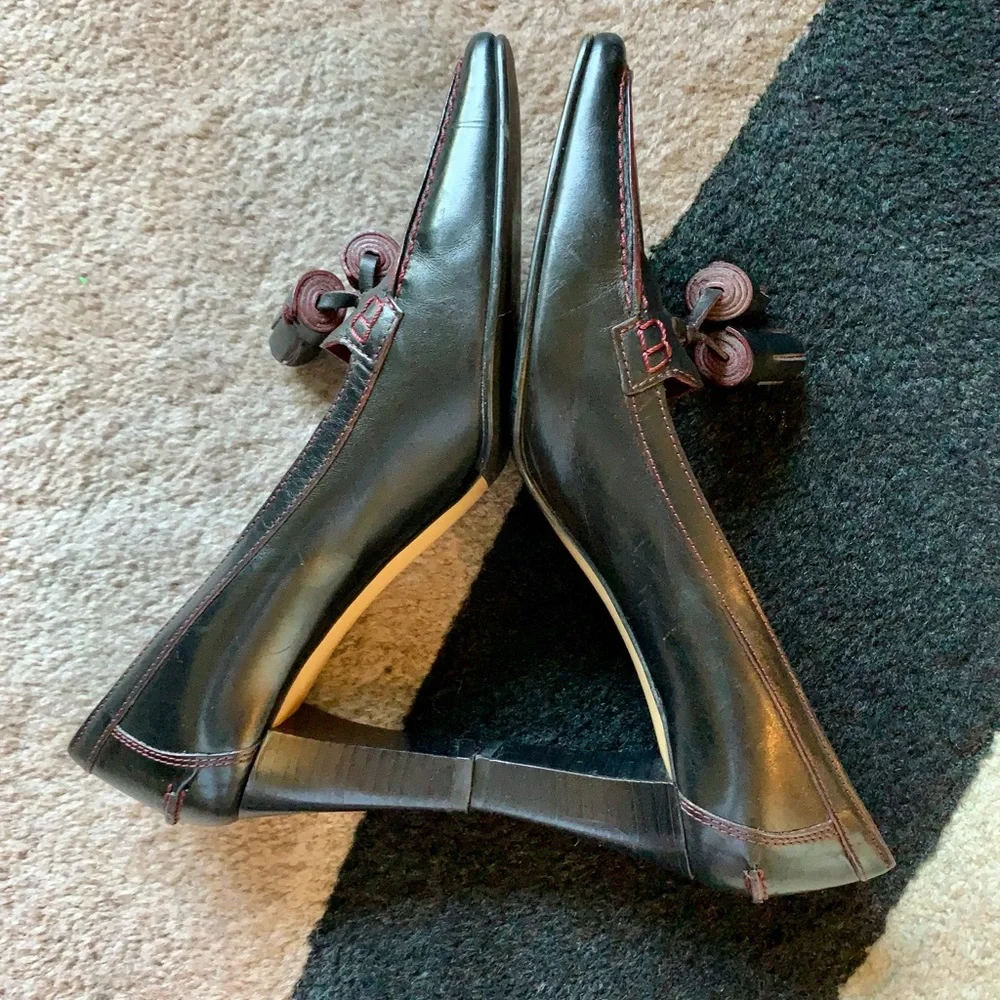 LN COACH BLACK LEATHER STACKED HEEL TASSEL LOAFERS. RED OR BURGUNDY STITCHING. - Picture 3 of 5